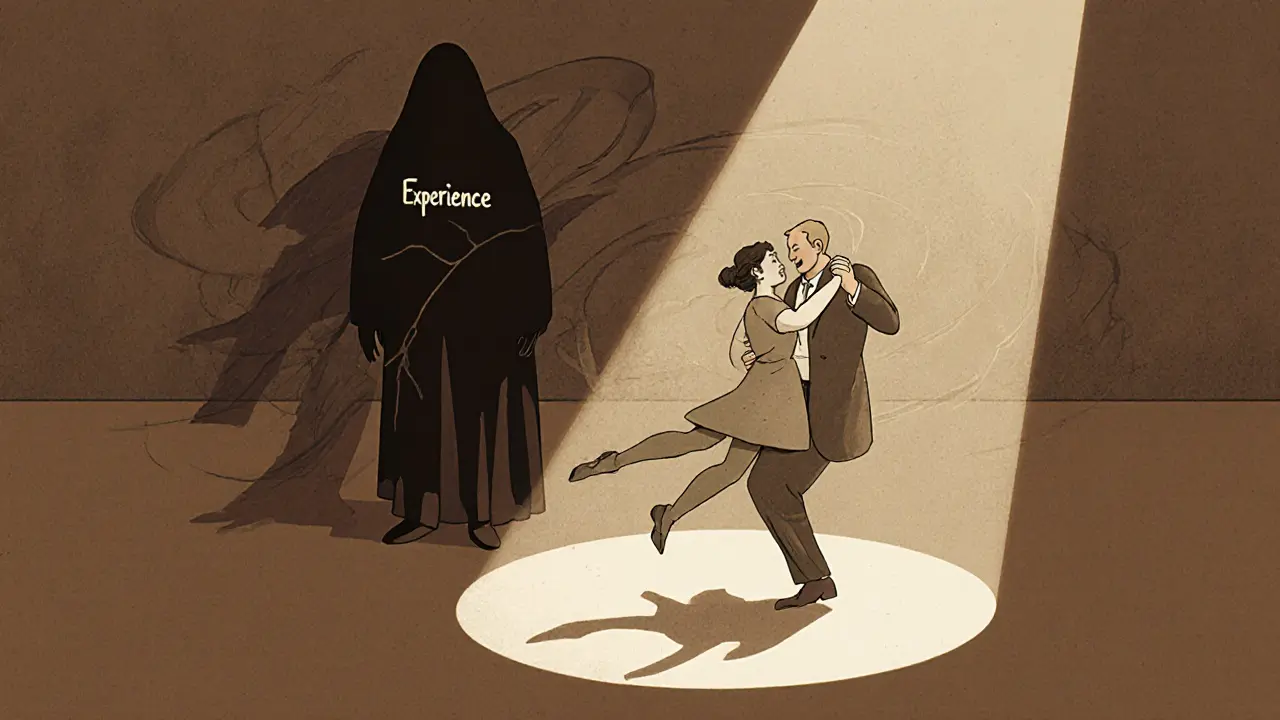 Taneční pár terapeuta a klienta, jejich spojení osvětleno, kolem nich se točí stíny zkušenosti.