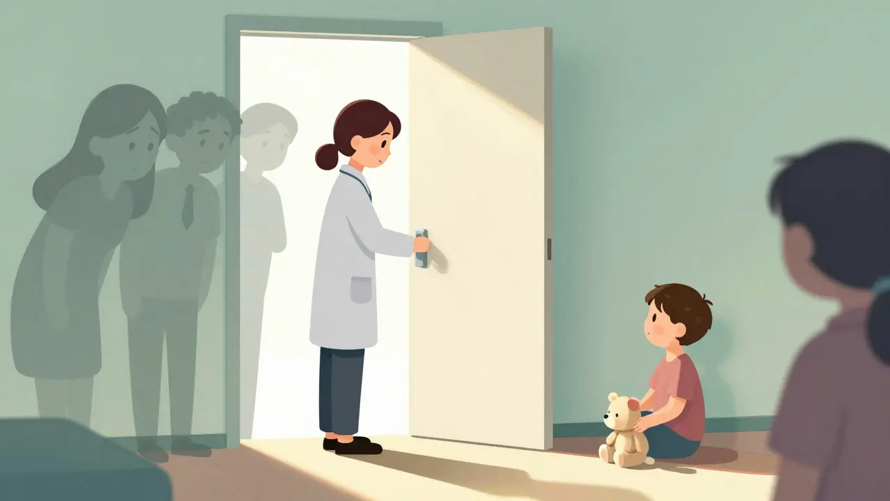 Terapeut stojí u dveří, dítě vstupuje do místnosti, rodiče jsou venku jako nejasné stíny.