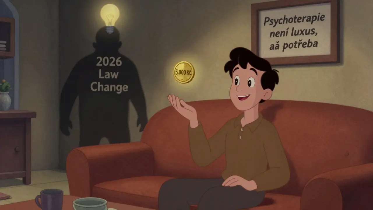 Člověk na křesle s nadcházejícím příspěvkem 5 000 Kč a stínem změny zákona v roce 2026.