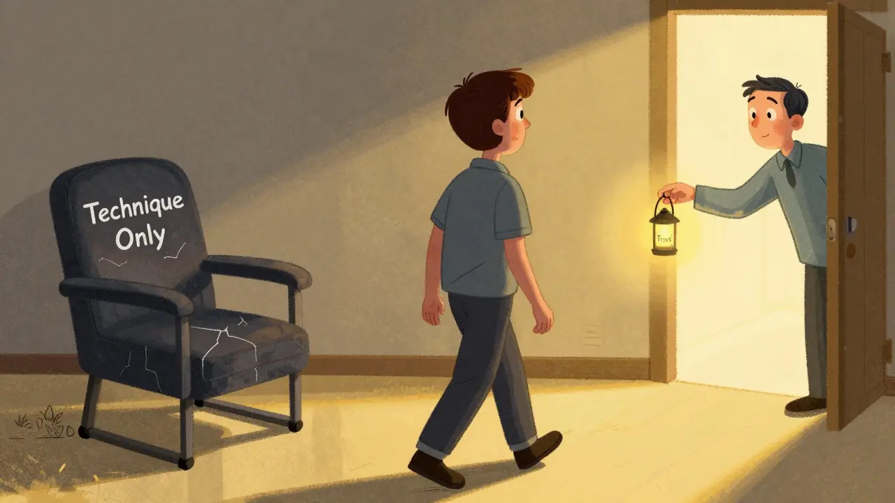 Klient opouští prázdnou židli označenou 'Technika' a směřuje k terapeutovi, který ho zve světlem a důvěrou z dveří.